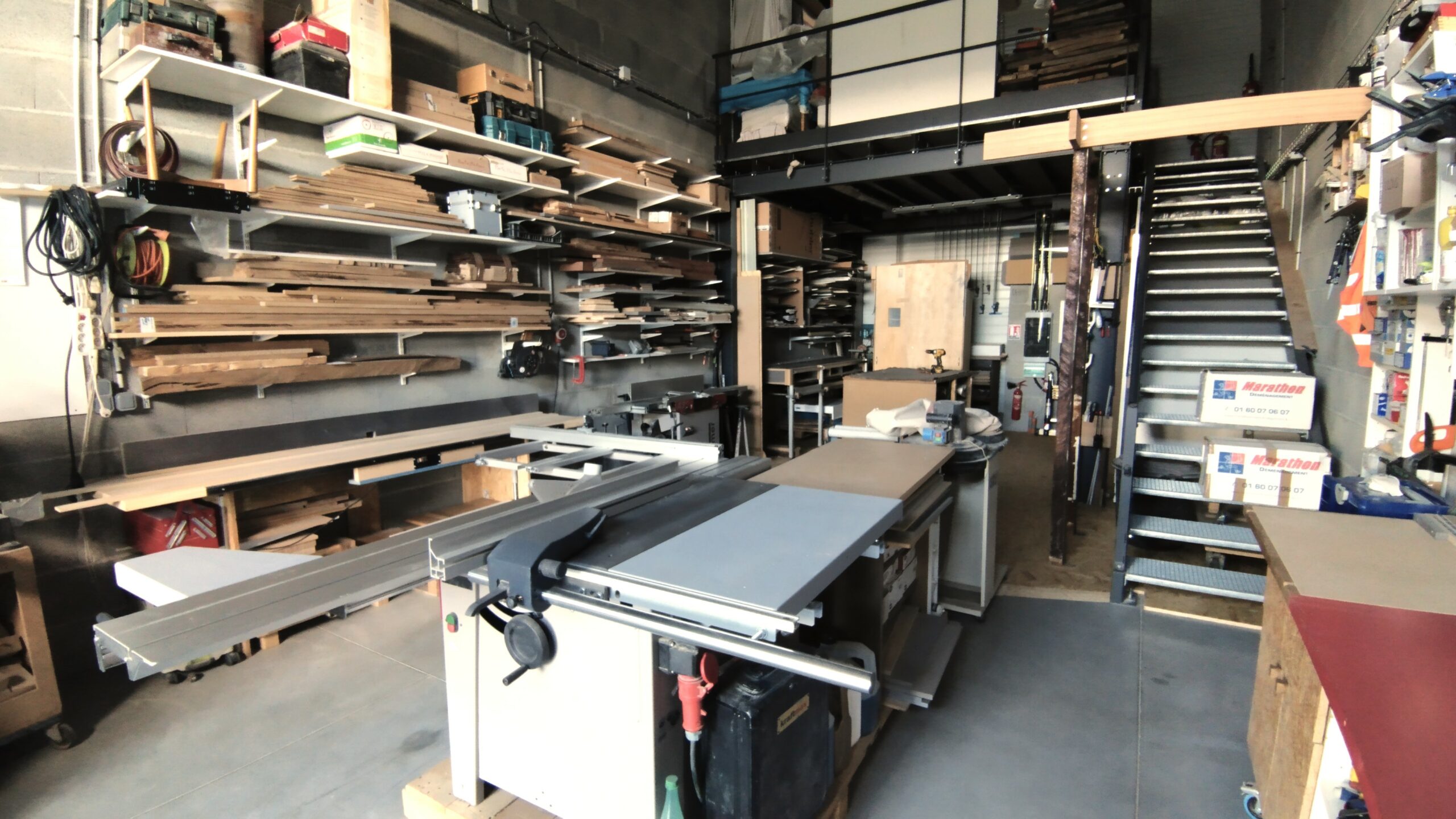 Menuisier ébéniste créateur de meubles et agencements sur-mesure